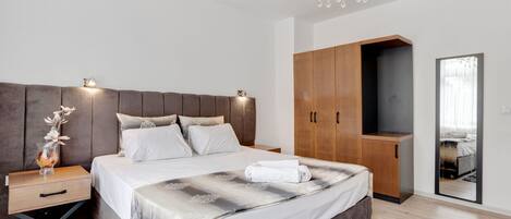 Classic Apartment, 2 Bedrooms | 4 bedrooms, individually furnished, bed sheets