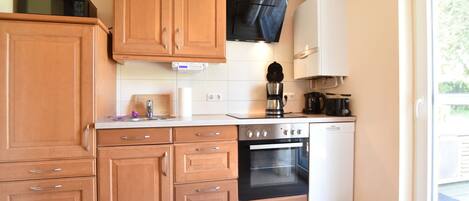 Kylskåp, mikrovågsugn, ugn och spishäll