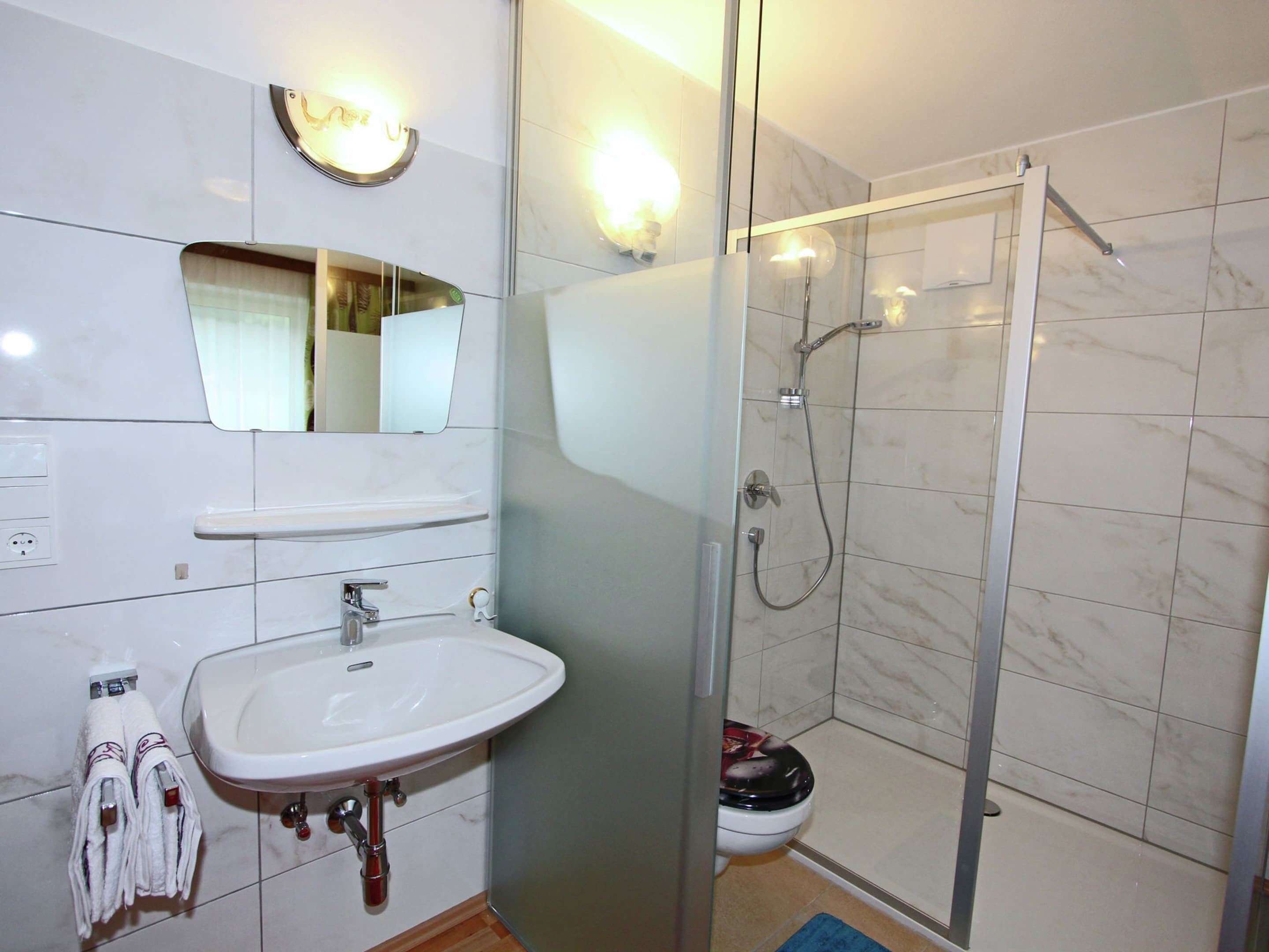 Classic Apartment, 4 Bedrooms | Bathroom | Shower