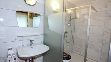 Classic Apartment, 4 Bedrooms | Bathroom | Shower