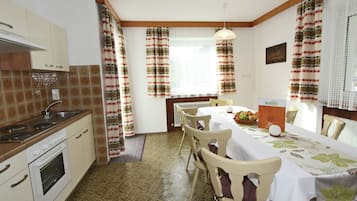 Departamento Deluxe, 4 habitaciones | Cocina privada | Refrigerador, microondas, horno y lavavajillas