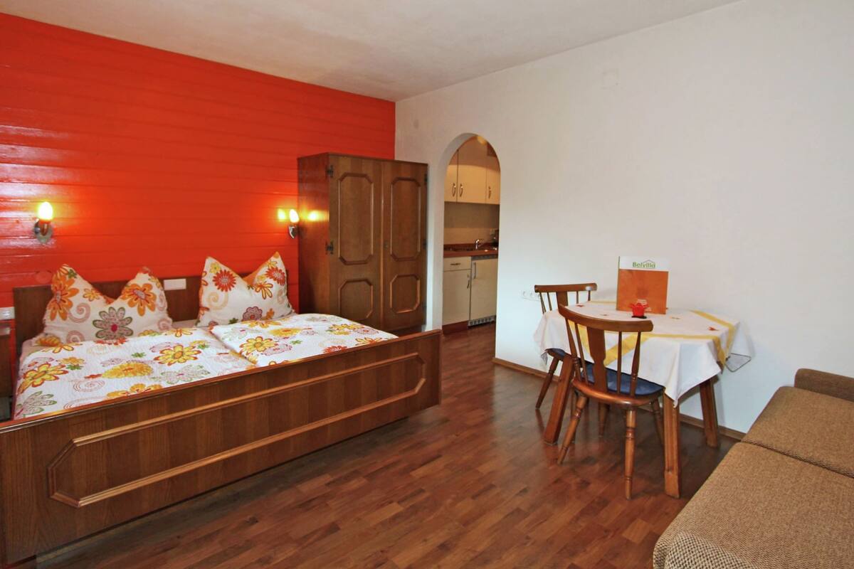 8 bedrooms, bed sheets