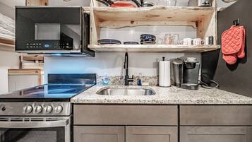 Réfrigérateur, micro-ondes, four, plaque de cuisson