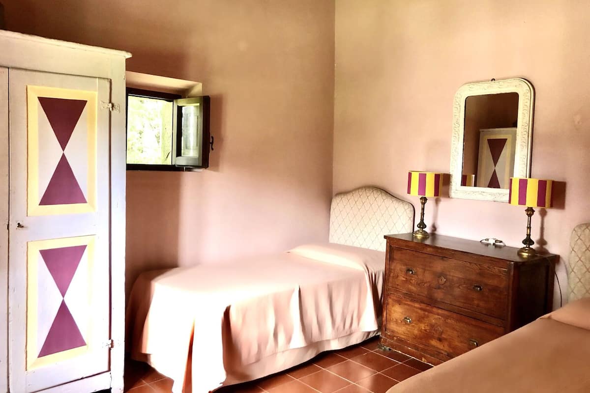 8 bedrooms, individually furnished, bed sheets