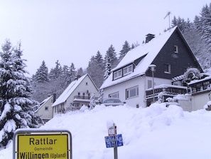 A residential area with snow-covered houses and a sign indicating 'Rattlar Willingen (Upland)'. - Spacious Apartment in Rattlar With Private Terrace (Willingen)
