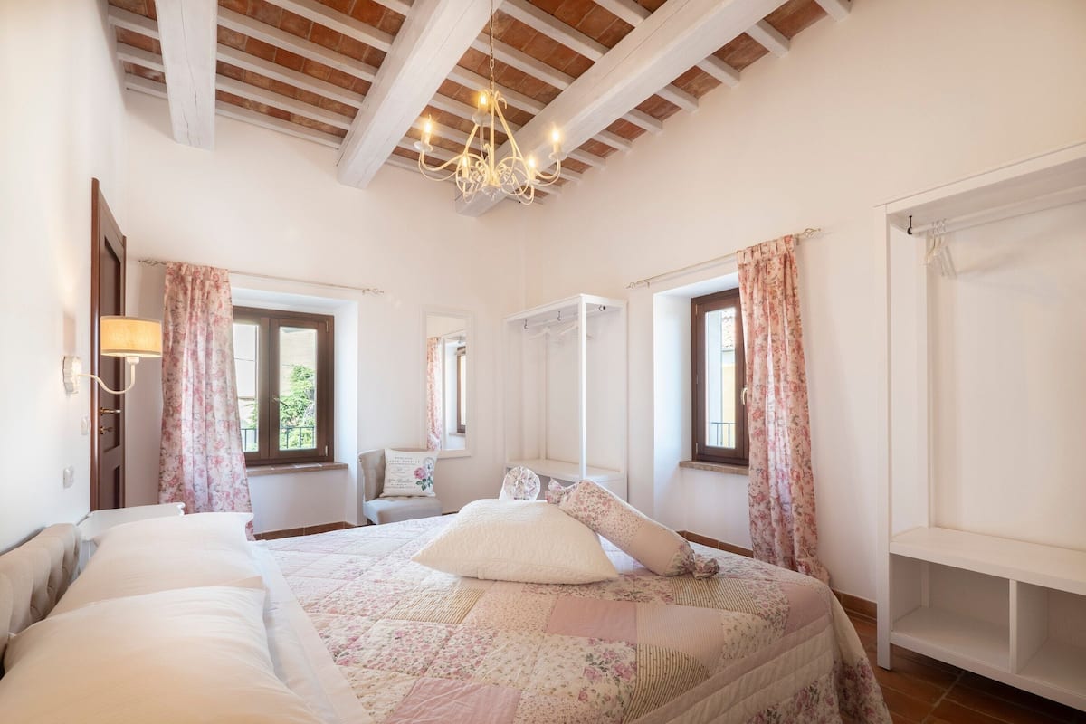 Classic Apartment, 2 Bedrooms | 9 bedrooms, individually furnished, bed sheets