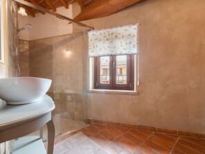 Shower - Stunning Apartment in Mombaroccio Near Metauro River (Mombaroccio)