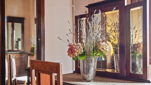Ein Holztisch mit einer Blumenvase und einem Spiegel.