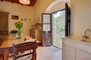 Dining - Farmhouse in Castelfranco Piandisco With Garden (Castelfranco Piandisco)