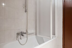 Bathtub - Farmhouse in Castelfranco Piandisco With Garden (Castelfranco Piandisco)
