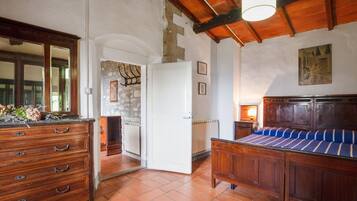 6 bedrooms, individually furnished, bed sheets