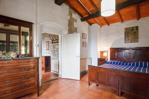 6 bedrooms, individually furnished, bed sheets