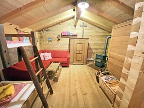 Maison classique, 2 chambres | Salle de séjour | Lecteur de DVD