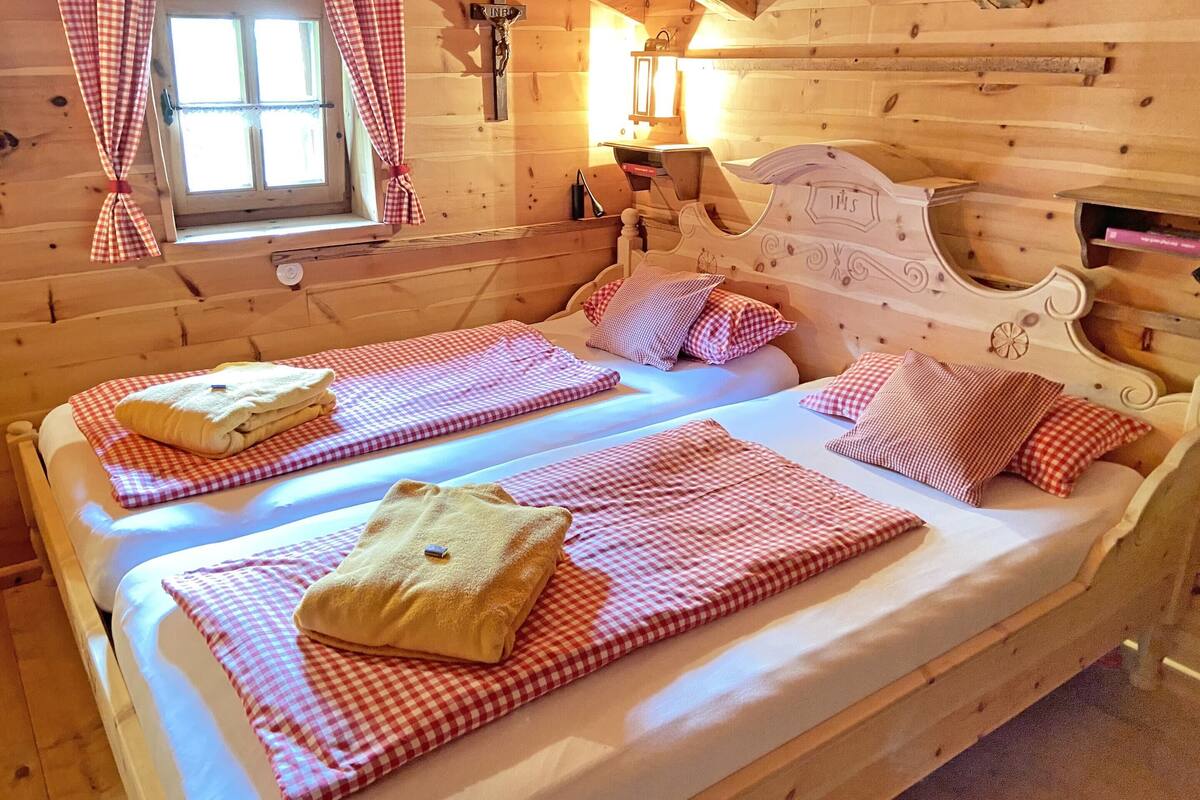 2 camere, con arredamento individuale, lenzuola