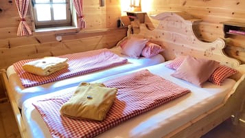 Rumah Klasik, 2 kamar tidur | 4 kamar tidur dan dilengkapi dengan perabotan berbeda-beda