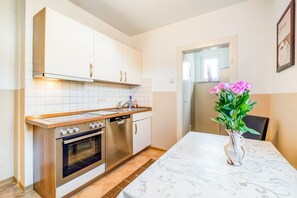 Comfort House, 6 Bedrooms | Private kitchen