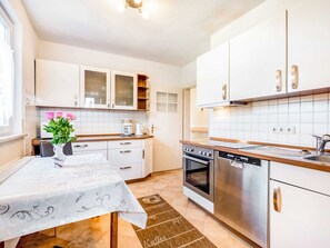 Maison Classique, 6 chambres | Cuisine privée | Four, lave-vaisselle, chaise haute