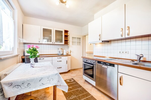 Maison Confort, 6 chambres | Cuisine privée | Four, lave-vaisselle, chaise haute