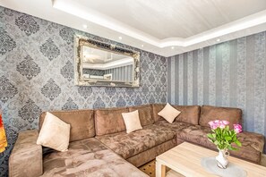 Classic House, 6 Bedrooms | Living room | DVD player - Ferienhaus in Medebach Nahe Skigebiet (Medebach)