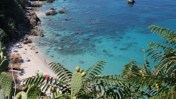 A coastal beach with clear turquoise waters, rocky outcrops, and a sandy shore. - Nice Residence in San Nicolo di Ricadi With Pool (Ricadi)