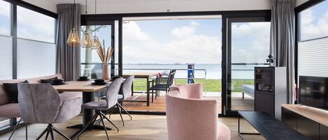 Klassieke stacaravan, 2 slaapkamers | Woonkamer | Een open haard