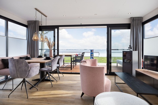 Klassieke stacaravan, 2 slaapkamers | Woonkamer | Een open haard