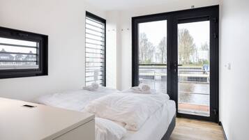 4 kamar tidur dan dilengkapi dengan perabotan berbeda-beda