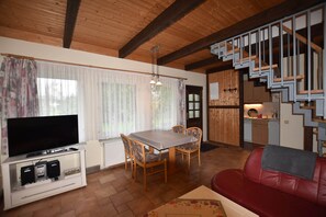 Deluxe House, 3 Bedrooms | Ruang tamu | Pemain DVD 