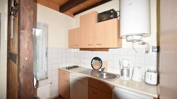 Fridge, oven, dishwasher, coffee/tea maker