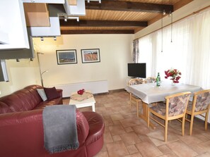 Deluxe House, 3 Bedrooms | Private kitchen | Fridge, oven, dishwasher, coffee/tea maker