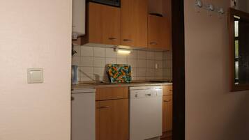 Fridge, oven, dishwasher, coffee/tea maker