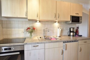 Classic Apartment, 2 Bedrooms | Private kitchen
