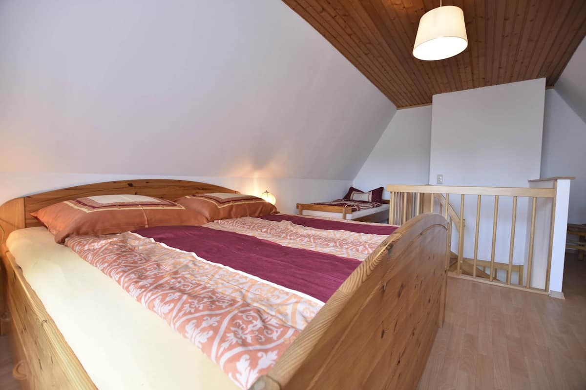 5 bedrooms, individually furnished, bed sheets