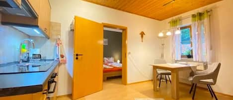 Jääkaappi, mikroaaltouuni, uuni, kahvin-/teenkeitin