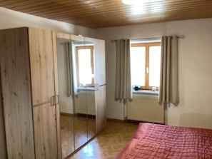 Classic Apartment, 2 Bedrooms | 3 bedrooms, bed sheets