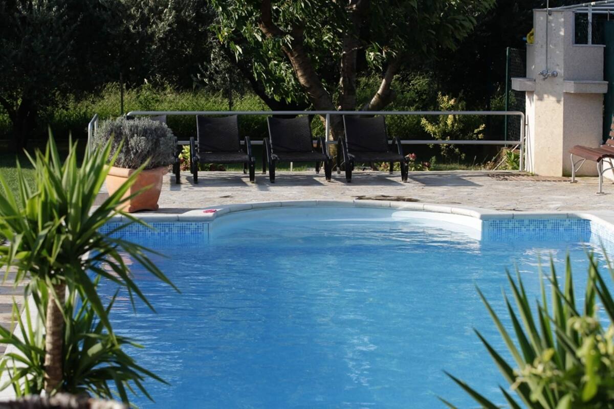 Casa clássico, vários quartos | Piscina | Piscina interna, piscina externa