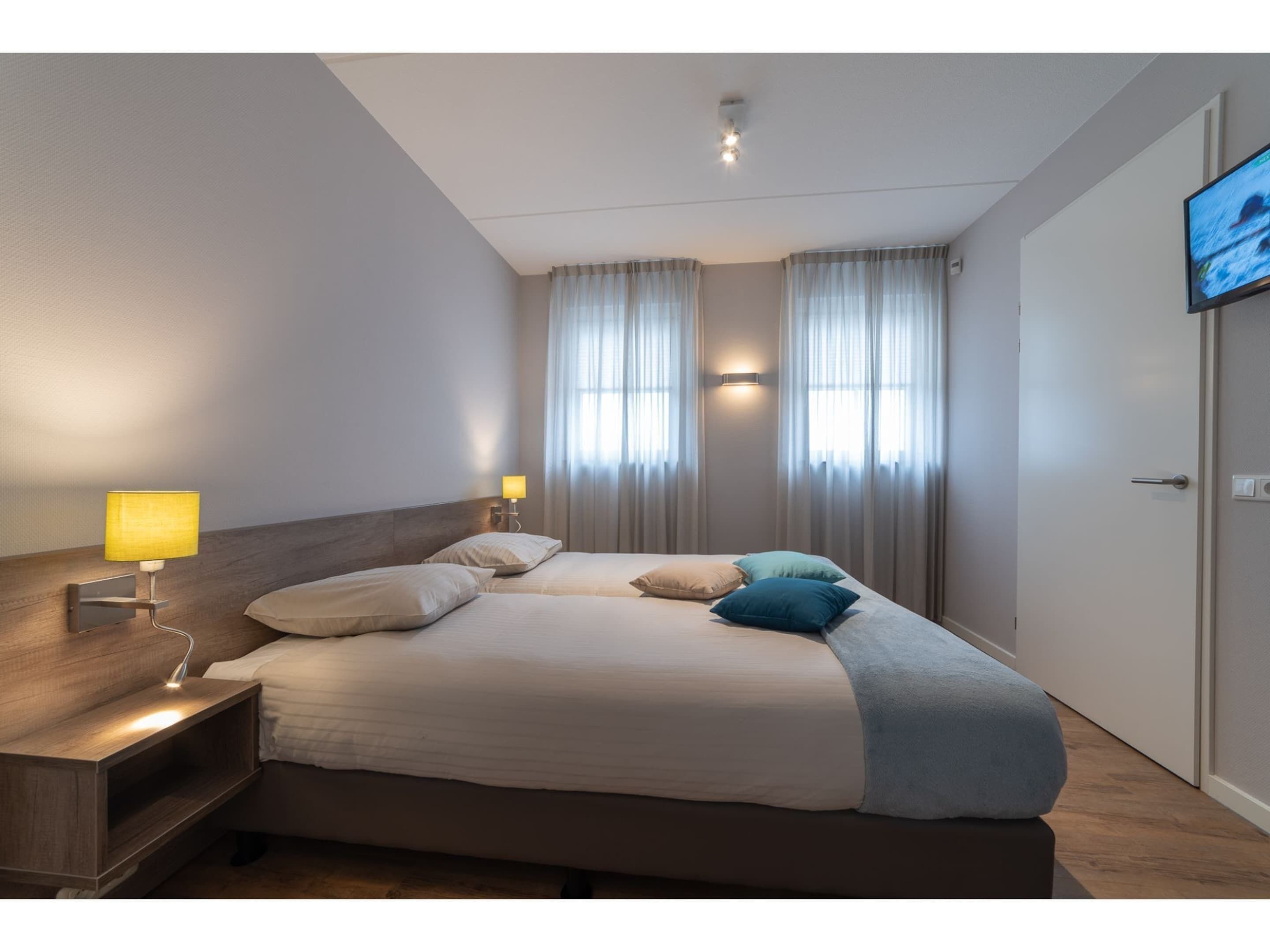 12 bilik tidur, dilengkapkan perabot secara berasingan, cadar katil 