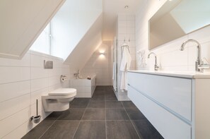 Comfort House, 4 Bedrooms | Bathroom | Bathtub, hair dryer - Luxury 8-person Wellness Villa With Sauna and Outdoor hot tub is Unique (Colijnsplaat)