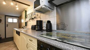 Comfort House, 3 Bedrooms | Private kitchen | Fridge, microwave, oven, dishwasher