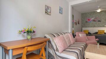 1 slaapkamer, een strijkplank/strijkijzer, gratis wifi, beddengoed