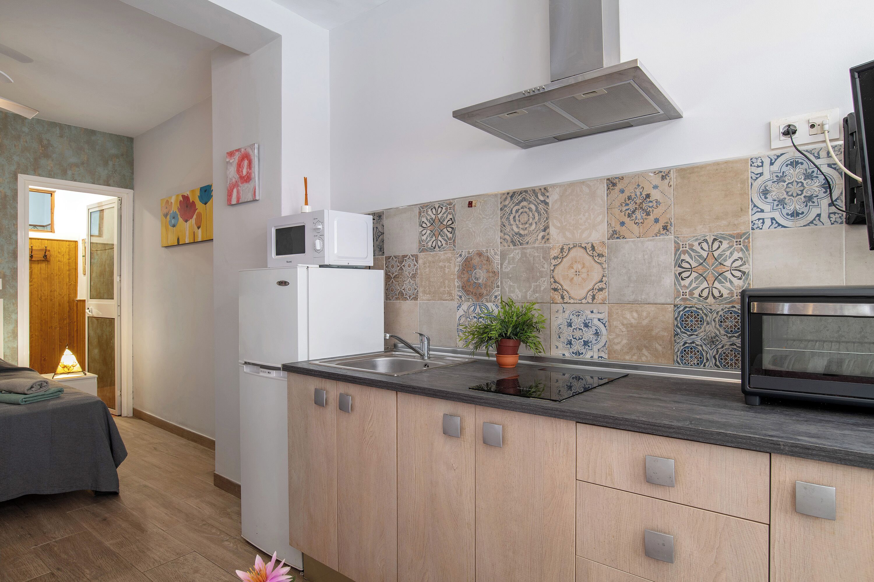 Een koelkast, een magnetron, een oven, een kookplaat