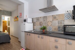 Réfrigérateur, micro-ondes, four, plaque de cuisson