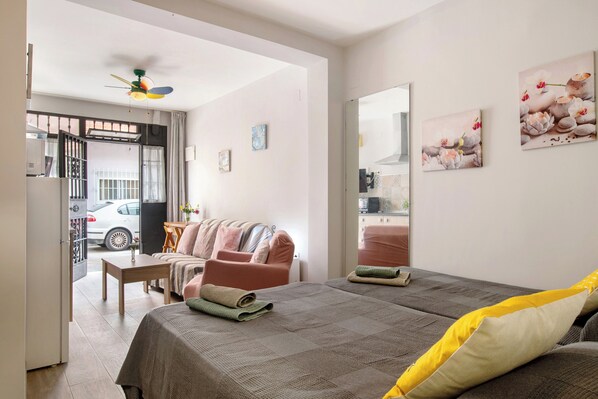 1 chambre, fer et planche à repasser, Wi-Fi gratuit, draps fournis