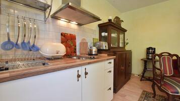 Classic Apartment, 3 Bedrooms | Private kitchen | Fridge, microwave, oven, coffee/tea maker