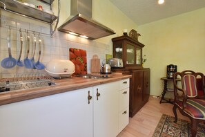 Classic Apartment, 3 Bedrooms | Private kitchen | Fridge, microwave, oven, coffee/tea maker