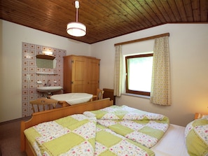 Classic Apartment, 4 Bedrooms | 10 bedrooms, individually furnished, bed sheets - Apartment in Sankt Johann im Pongau Near Ski Area (Sankt Johann im Pongau)