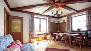 Classic Apartment, 4 Bedrooms | Living room - Apartment in Sankt Johann im Pongau Near Ski Area (Sankt Johann im Pongau)