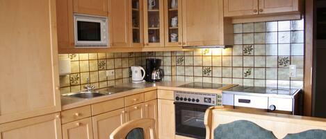 Deluxe Apartment, Multiple Bedrooms | Private kitchen | Fridge, microwave, oven, dishwasher