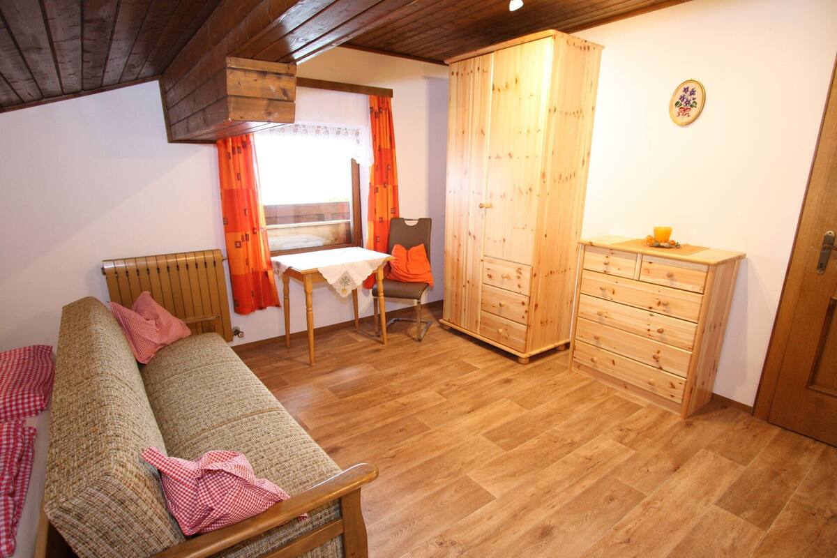 Classic Apartment, 3 Bedrooms | 10 bedrooms, individually furnished, bed sheets