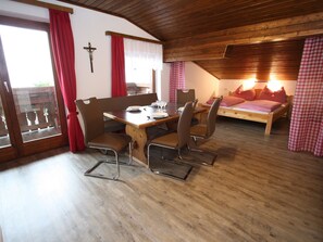 Deluxe Apartment, Multiple Bedrooms | Living room